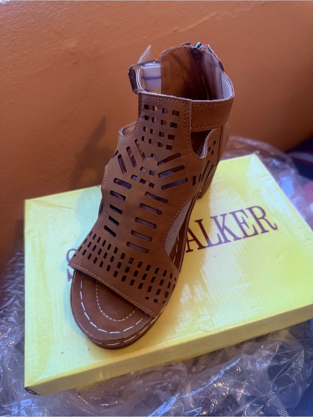 Women’s Cutout Open-Toe Sandal - Brown